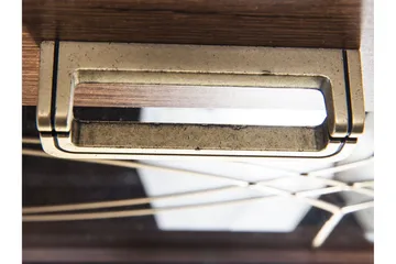 Tadeusz Lågt Vitrinskåp 44 cm djup 140 cm bred 110 cm hög Trä - Brun - Products - Förvaring - Skåp - Vitrinskåp