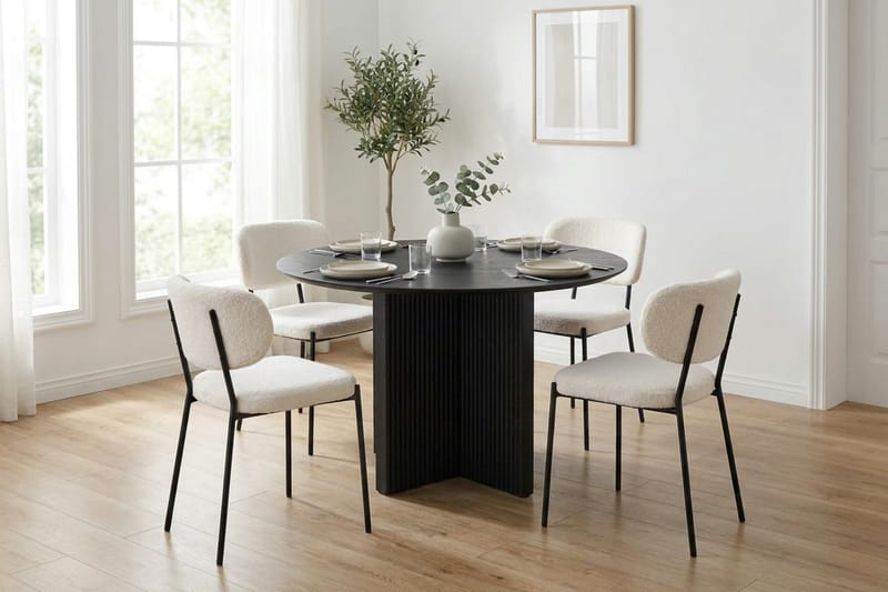Edda Matgrupp runt 110 cm Svart med 4 Gemmiano Matstolar - Svart - Products - Möbler - Bord & matgrupp - Matgrupp