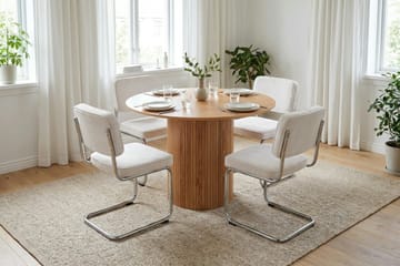 Kopparbo Matgrupp runt 110 cm Ek med 4 Milva Matstolar - Ek - Products - Möbler - Bord & matgrupp - Matgrupp