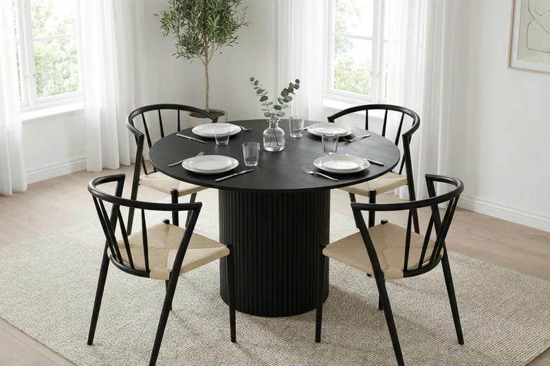 Kopparbo Matgrupp runt 110 cm Svart med 4 Winston Matstolar - Svart - Products - Möbler - Bord & matgrupp - Matgrupp
