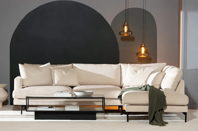 Menard 4-sits Högervänd L-formad Schäslongsoffa + Fotpall i Manchester - Beige - Products - Möbler - Soffa - Divansoffa & schäslongsoffa - 4 sits soffa med divan
