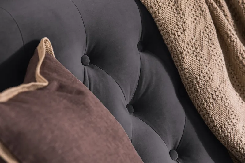 Howard Riviera Soffgrupp 3-sits + 2-sits Soffa + Fåtölj + Fotpall i Sammet - Mörkgrå - Products - Möbler - Soffa - Soffgrupp - Howard soffgrupp