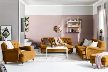 Howard Riviera Soffgrupp 3-sits + 2-sits Soffa + Fåtölj + Fotpall i Sammet - Mörkgul - Products - Möbler - Soffa - Soffgrupp - Howard soffgrupp