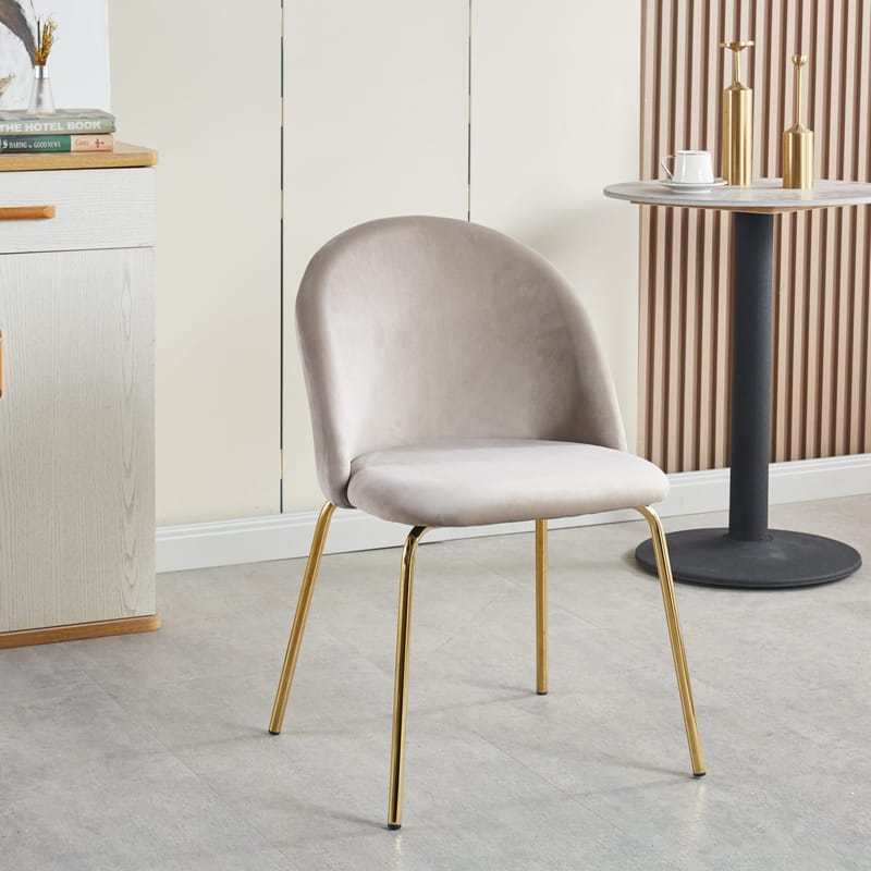 Giovani stol i beige sammet med ben i mässing - beige - Products - Möbler - Fåtölj & stolar - Matstol & köksstol