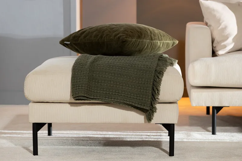 Menard Manchester Fotpall 87 cm Bred - Beige - Products - Möbler - Fåtölj & stolar - Pall & puff - Fotpallar