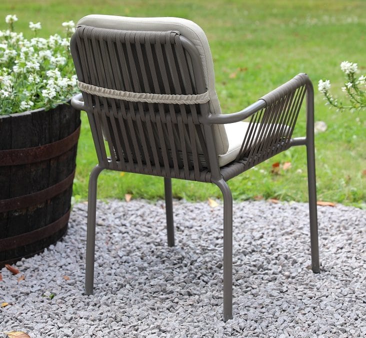 Stapelbar utestol grå med beige dyna - grå och beige - Products - Möbler - Fåtölj & stolar - Karmstol