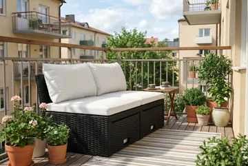 Bahamas Liten Balkongsoffa med dynor och pallar i konstrotting - Svart - Products - Utemöbler & utemiljö - Balkong & altan - Balkongmöbler - Balkongsoffa