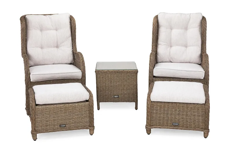 Marcus Caféset med 2 Öronlappsfåtöljer med Fotpall m Dyna - Natur - Products - Utemöbler & utemiljö - Utegrupp - Cafegrupp & cafeset